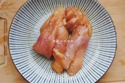 Make The onion mixed chicken step 1