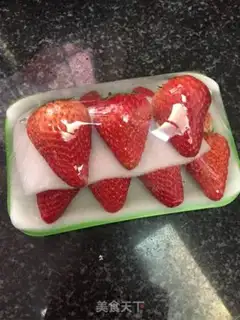 Make Strawberry shakes step 1