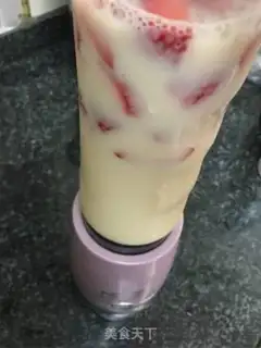 Make Strawberry shakes step 4