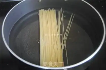 Make Beef sauce seafood noodles step 5