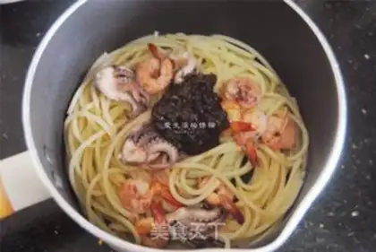 Make Beef sauce seafood noodles step 6