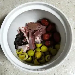 Make The olive plaster and pork heart soup step 2