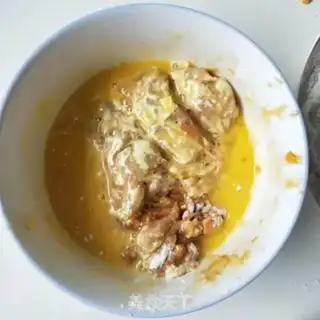 Make Spicy Orleans fried chicken leg step 4