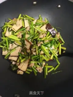 Make Garlic fried beans step 4