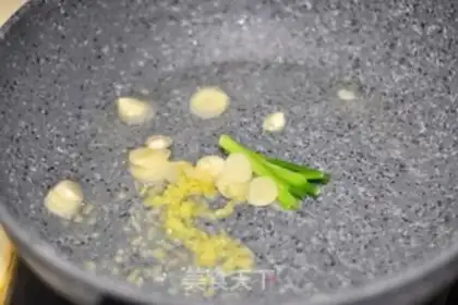 Make Curry noodles step 0