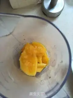 Make Mango milkshake step 1