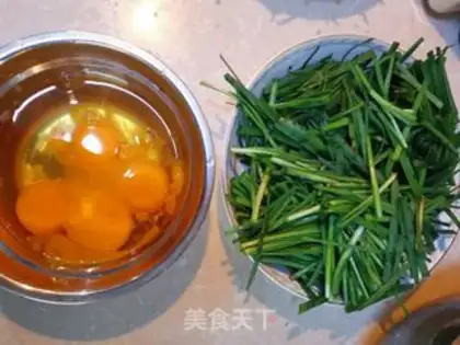 Make Scrambled eggs step 1