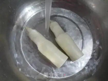 Make Carrots boil duck legs white step 1