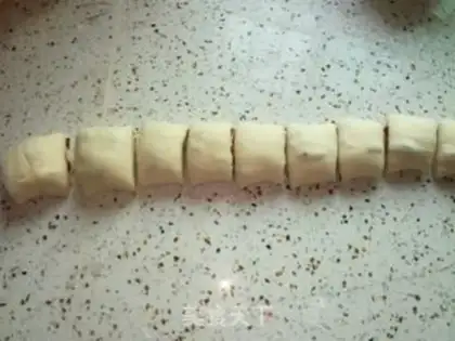 Make Old roll of red dates step 9