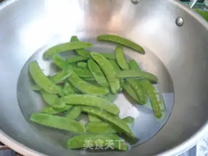 Make Sausage fried Dutch beans step 1