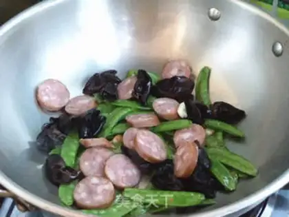 Make Sausage fried Dutch beans step 7