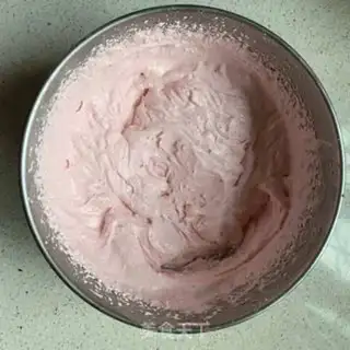 Make Strawberry yogurt ice cream step 5