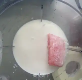 Make Flamingo melon milk step 1