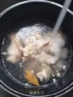 Make Corn meds, peanut pig hoof soup step 0