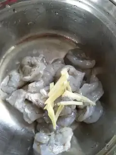 Make Pineapple greasy shrimp step 2