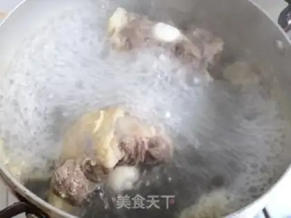 Make Crab-flavored cowtail soup step 1