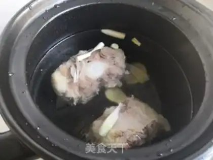 Make Crab-flavored cowtail soup step 2
