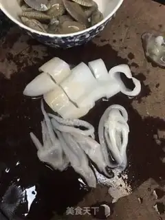 Make Seafood tomato pasta step 1