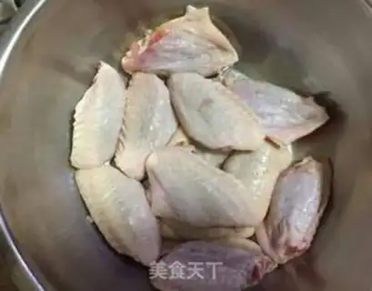 Make Honey, garlic chicken wings step 0