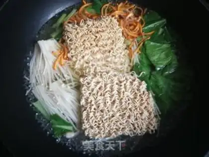 Make The golden fungus weeds are cooked for noodles step 3