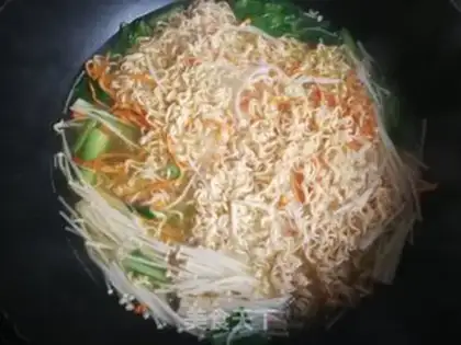 Make The golden fungus weeds are cooked for noodles step 4