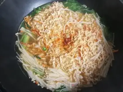 Make The golden fungus weeds are cooked for noodles step 5
