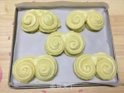 Make A thousand layers of coconut bread step 16