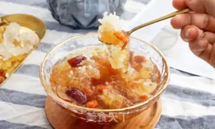 Make Peach gel, silver-eared sweet soup step 5