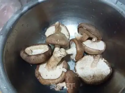 Make Frozen pork dumplings step 1