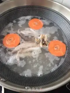 Make Onion oil, squid legs step 3
