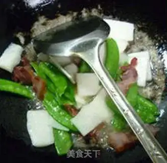 Make cucumber fried eggs step 1