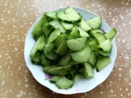 Make cucumber fried eggs step 2