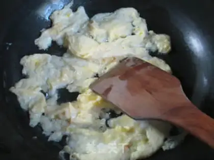 Make Shrimp-skin eggs fried mountain medicine step 5
