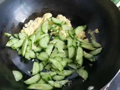 Make cucumber fried eggs step 4