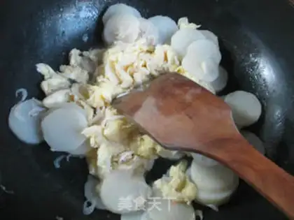 Make Shrimp-skin eggs fried mountain medicine step 6