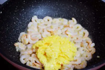 Make Eggs and shrimp step 7
