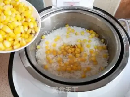 Make A rice roll for shrimp step 1