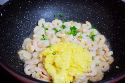 Make Eggs and shrimp step 8