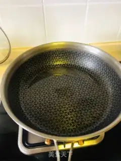 Make Egg-covered greasy powder step 1