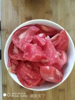 Make Tomato fried eggs step 1