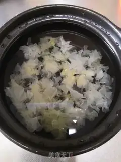 Make Pear silver ear soup step 1