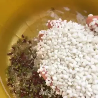 Make Twin bean rice congee step 1