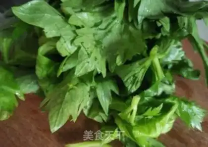 Make Celery leaves and fried eggs step 0