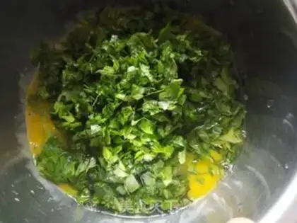 Make Celery leaves and fried eggs step 1