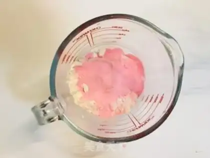 Make Strawberry Angel roll step 1