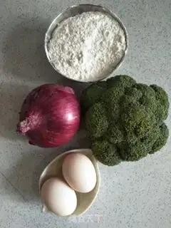 Make Egg onion ring breakfast cake step 0