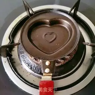 Make Heart-shaped eggs step 1