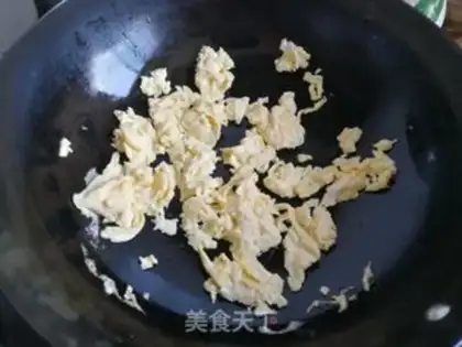 Make Garlic carrot fried eggs step 3
