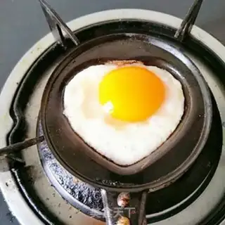 Make Heart-shaped eggs step 2