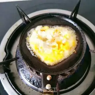 Make Heart-shaped eggs step 3